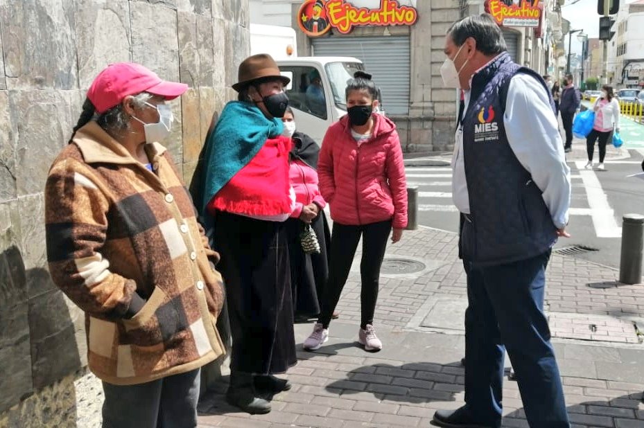 RodrigoBayardo1's tweet photo. [ #Ambato] Recorrimos varios puntos de pago del #BonoProtecciónFamiliar para verificar el cumplimiento en la entrega de este aporte económico a familias afectadas por la crisis sanitaria.
Visitar la página: ➡️https://t.co/KtAf5PHpt6.
☎️ 1800 002 002. https://t.co/q8lo28JriX