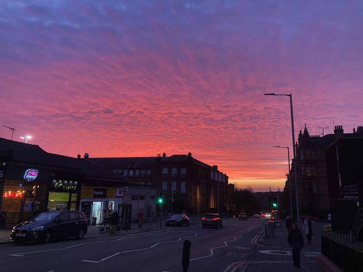 LeonBreakey's tweet photo. Stunning sky over Glasgow. https://t.co/agmxwwNWSq