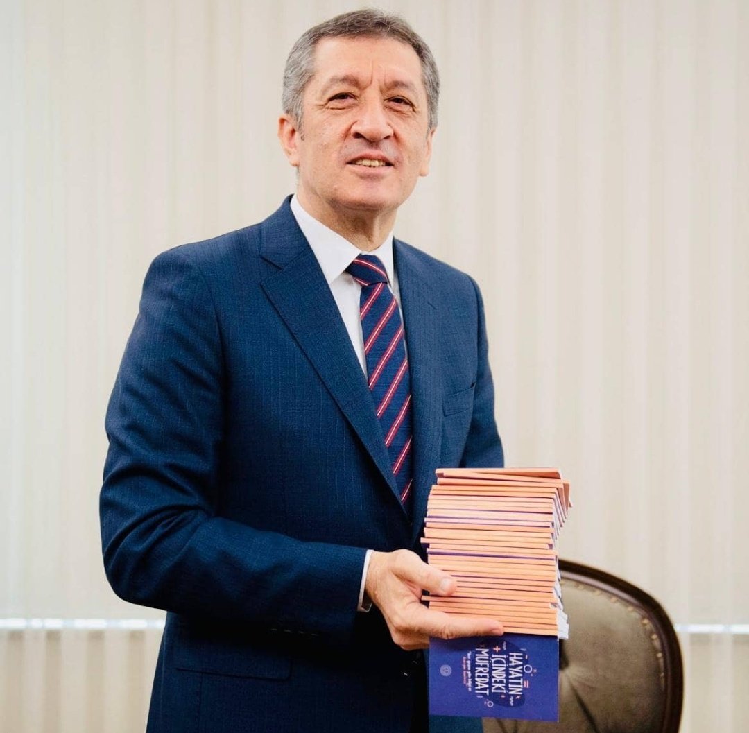 gurkanaydn_'s tweet photo. Türk öğrencilerini kafada bitirmiș erkek kombini #okullar https://t.co/44UAW6JSex