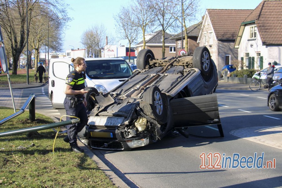 Auto slaat over de kop bij ongeval op kruising in #Apeldoorn. 112 in Beeld.