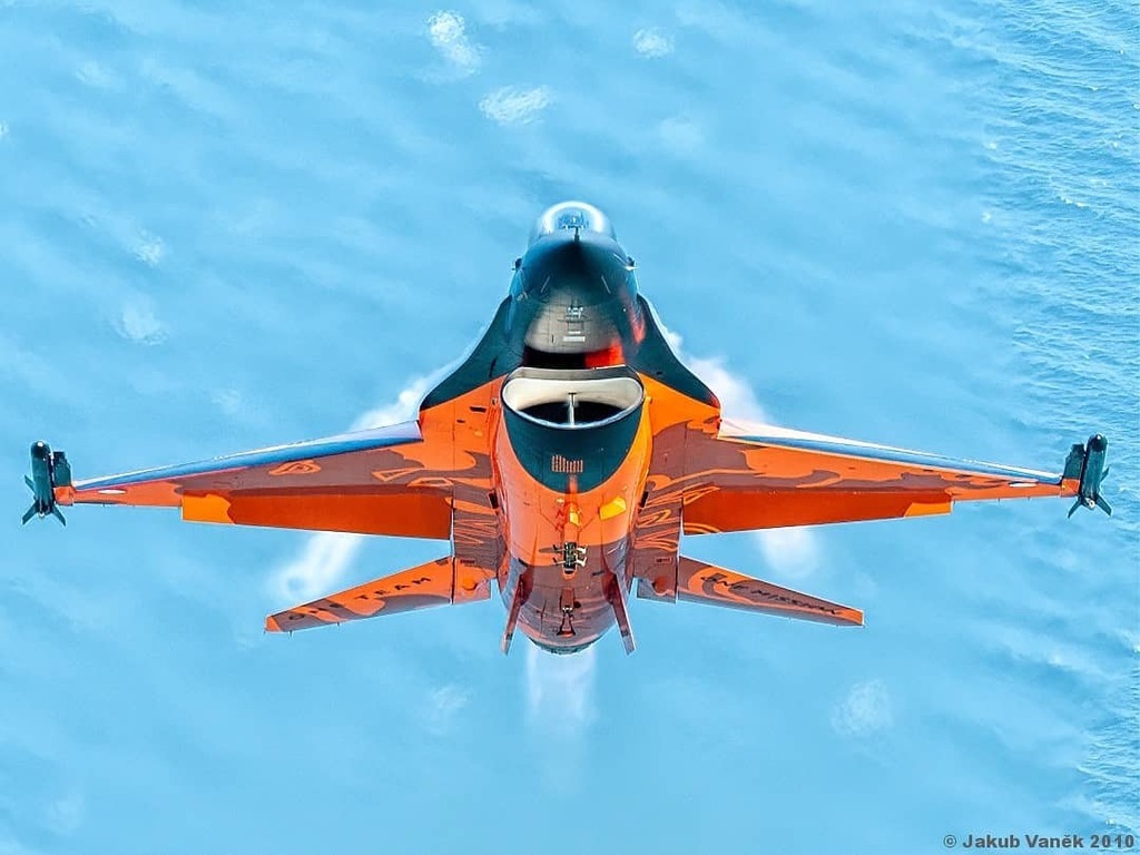 jakub_vanek's tweet photo. Dutch demo F16 "Orange Lion" close behind Skyvan pull straight up. Photoflight back to 2010. Organized by Aviation Photocrew. #air2air #aviationphotography #aviation #nikon #jets #jetmonth #aviationphotocrew #skyvan #f16 #orangelion #dutchdemoteam #demot… https://t.co/N3GxASemAL https://t.co/Q0oreca3Gk
