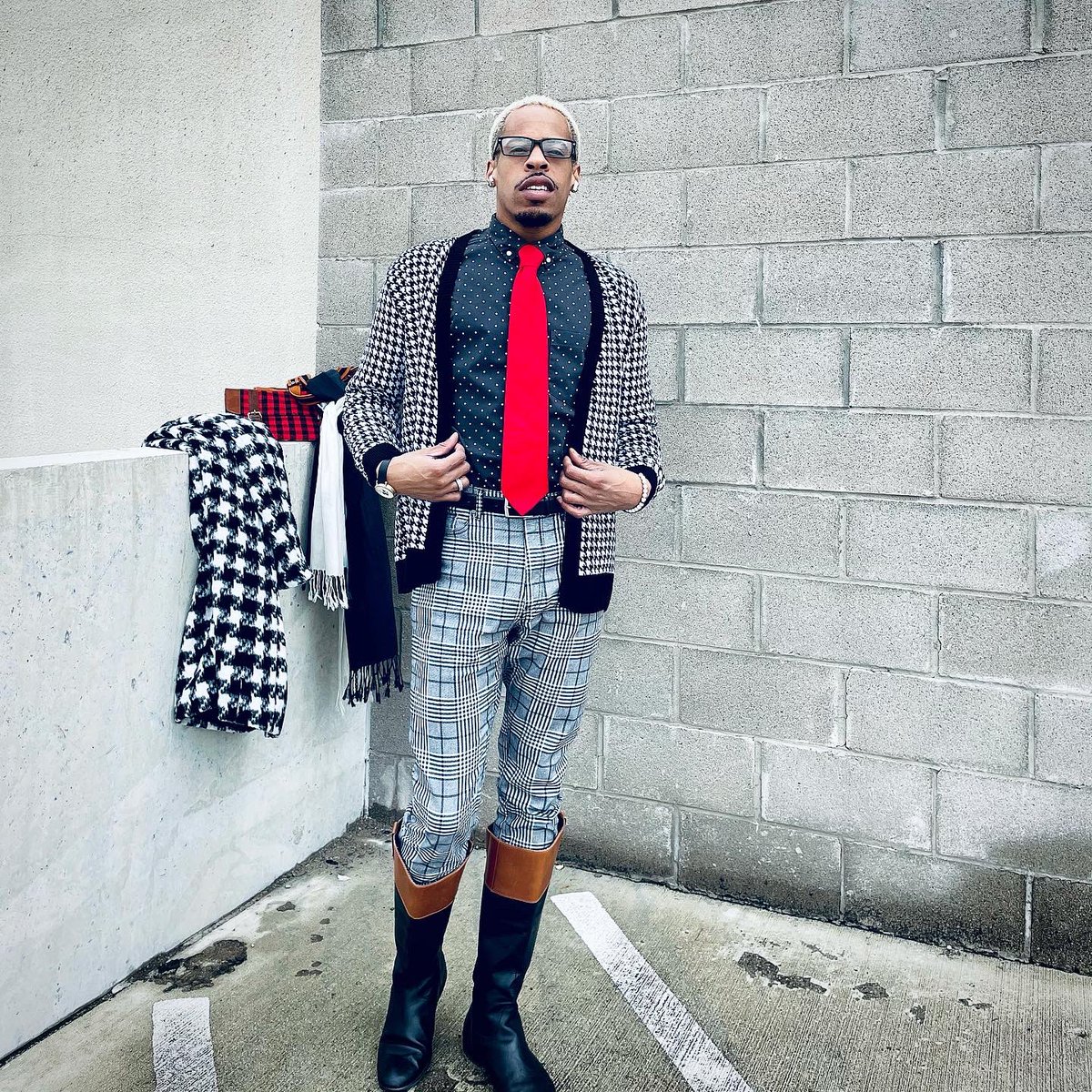 Its_Rodrick's tweet photo. Out here dressed like I’m looking for the 101 Dalmatian puppies I stole...
#ItsRodrick #SelfieKing #Blondie #CruellaDeVil #BlackAndWhite #PopOfRed #MixedPrints #OOTD https://t.co/LYrRsqsBO5