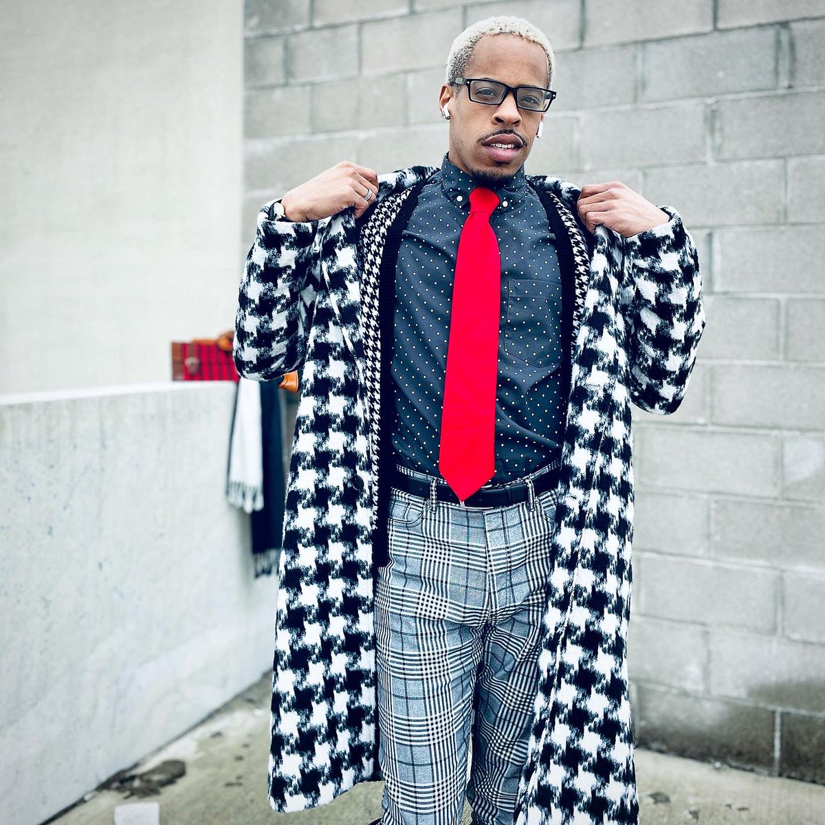 Its_Rodrick's tweet photo. Out here dressed like I’m looking for the 101 Dalmatian puppies I stole...
#ItsRodrick #SelfieKing #Blondie #CruellaDeVil #BlackAndWhite #PopOfRed #MixedPrints #OOTD https://t.co/LYrRsqsBO5