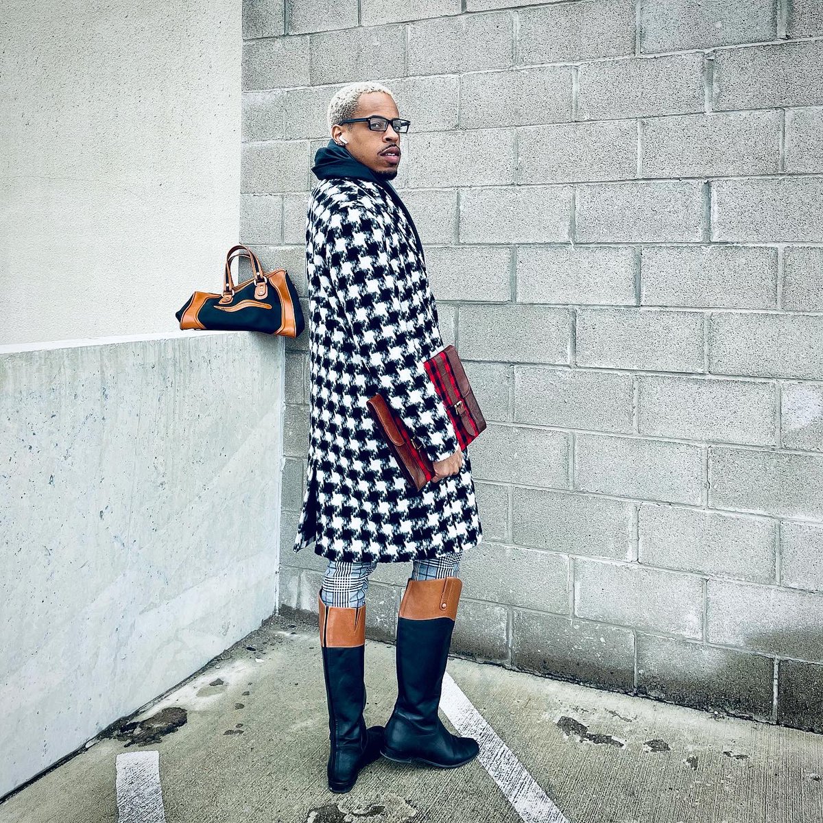 Its_Rodrick's tweet photo. Out here dressed like I’m looking for the 101 Dalmatian puppies I stole...
#ItsRodrick #SelfieKing #Blondie #CruellaDeVil #BlackAndWhite #PopOfRed #MixedPrints #OOTD https://t.co/LYrRsqsBO5
