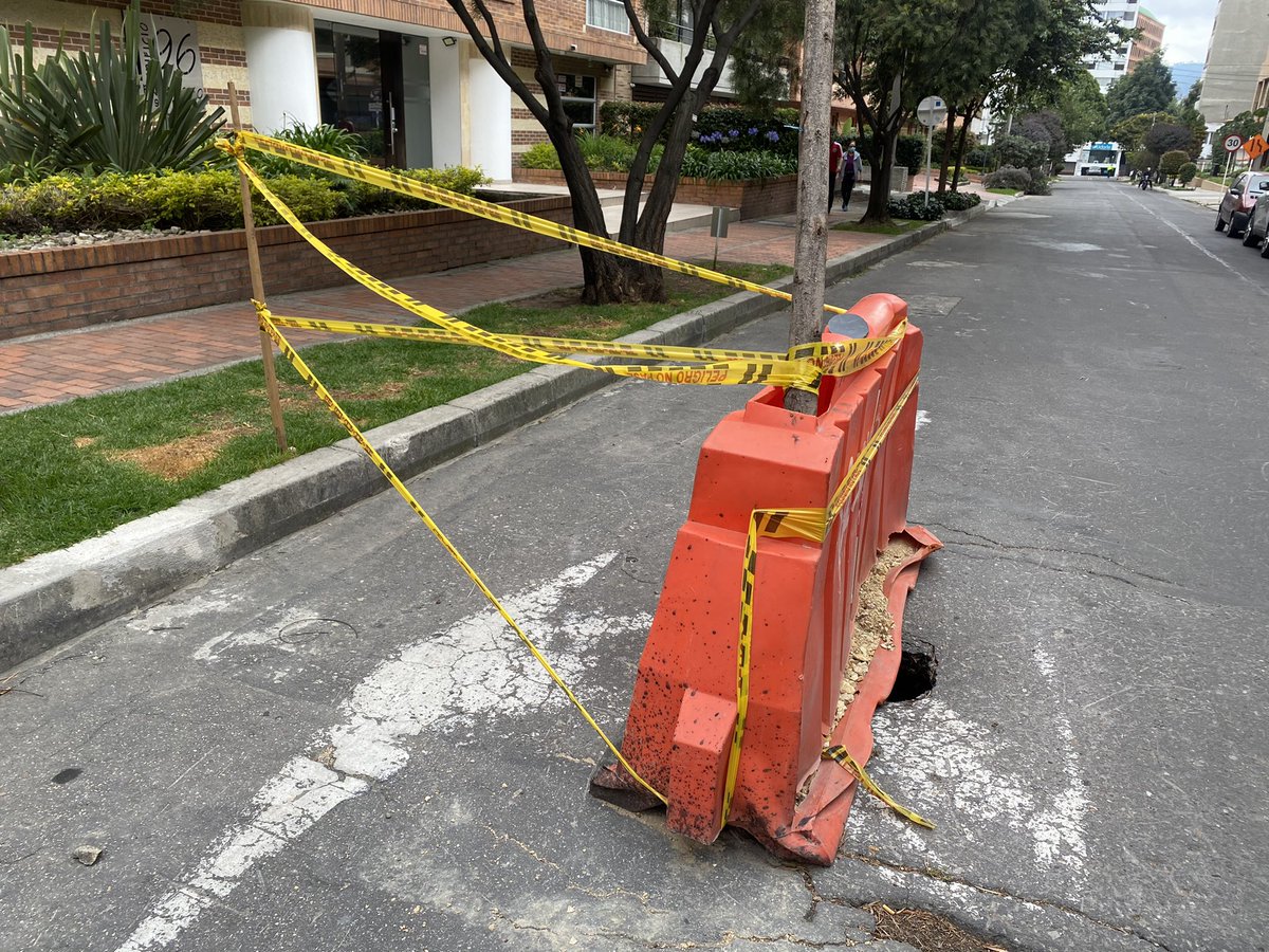 ronaldbog's tweet photo. Por favor @UMVbogota este #hueco lleva 3 meses en la Calle 96 con Carrera 9bis. Apareció después de intervención de @AcueductoBogota. Quien responde? #chambonada https://t.co/xxTWu24fdz