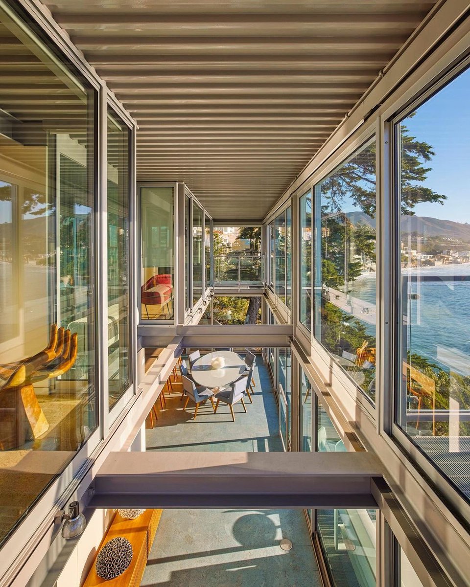 beyondrelation's tweet photo. 📍: Malibu, California

✨ @ivoyagebeyond - More Estates
✨ @beyondvenues - Commercial &amp; Event Spaces

📝: Comprised of glass, steel and concrete, the tri-level home illustrates a harmonious connection between the cool contemporary architecture and warmth of nature. #realestate https://t.co/sbIJIwRWEv