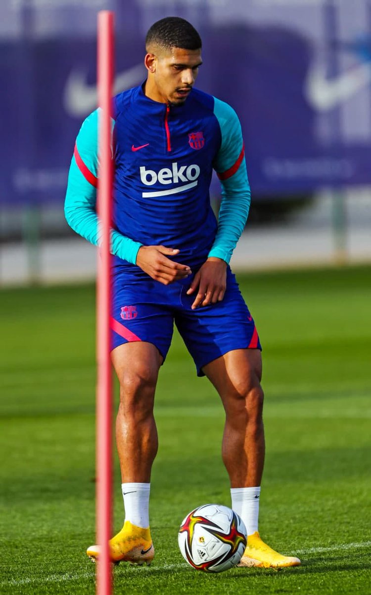 BarcaWorldwide's tweet photo. Araujo is a freak of nature 😭
#Barca 🔴🔵 https://t.co/LVYDtHy5Qh