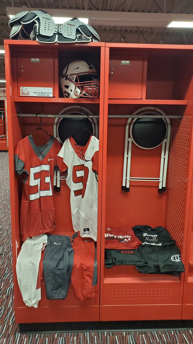 BryceMitzelfelt's tweet photo. After receiving a Scholarship Offer from Hastings College and getting this opportunity from @CoachFranzen @johnAgrinde I am Excited to Announce my commitment to @HCBroncoFball Cant wait for what the future holds @fhstigersports @FHS_tigerfb #Committed https://t.co/tGWOl0L2Sz