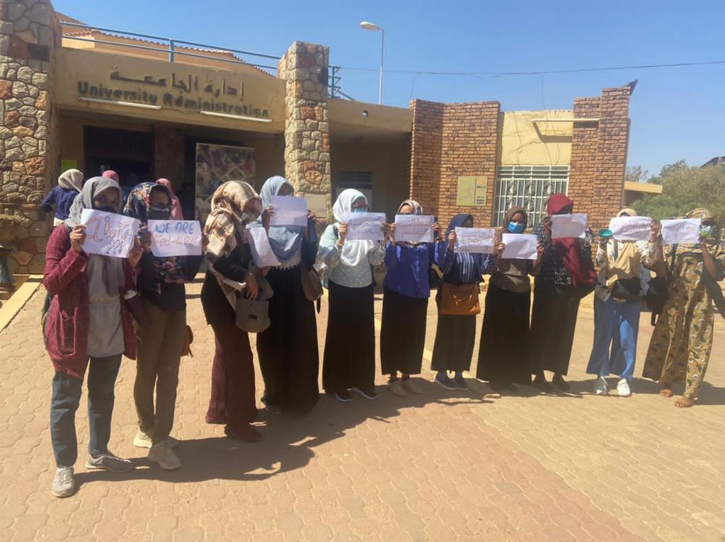 SDStudentAhfad's tweet photo. أزمة مدرسة الطب..
في عز الاقبال الشديد والتنافس لنيل مقعد من مقاعد كلية الطب في جامعة الأحفاد الا أن طالبات كلية الطب في أزمة حقيقية. خصوصا طالبات السنة الخ��مسة التي تتراكم بها دفعتين.
إليكم الأزمة التي تمر بها الطالبات حاليا في كلية الطب المتواصلة من شهور https://t.co/H5ZQYjjfZO