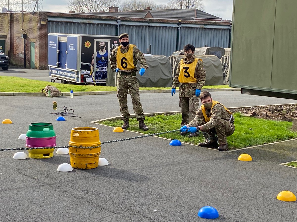 colonel_lisa's tweet photo. I met a mechanical engineer, a PhD student and a cultural historian and many more on 4 @LANCS_REGT potential officer training day. Bags of enthusiasm, great team work and attitude  #bethebest @TheQOY1 @The_Black_Rats https://t.co/Wrt2Q8nlbo
