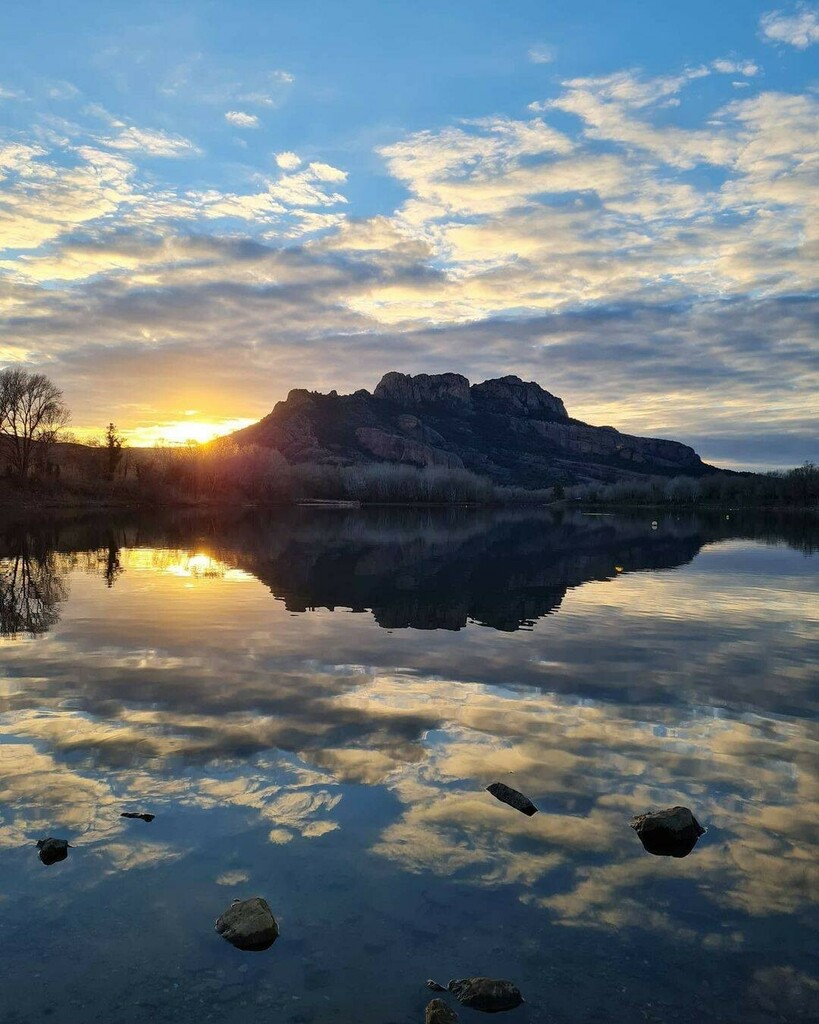 Encore un joli coucher de soleil sur notre Rocher, vous aimez ? 💙💙💙

📸 Photo @francezausor 

.....
Pour apparaître sur nos réseaux sociaux, partagez vos posts avec le #sunsearoc 👌🏻 ✅
—————————————
#igerstoulon #france4dreams #dutch
#landscapephot… instagr.am/p/CL4yc5sIUDE/