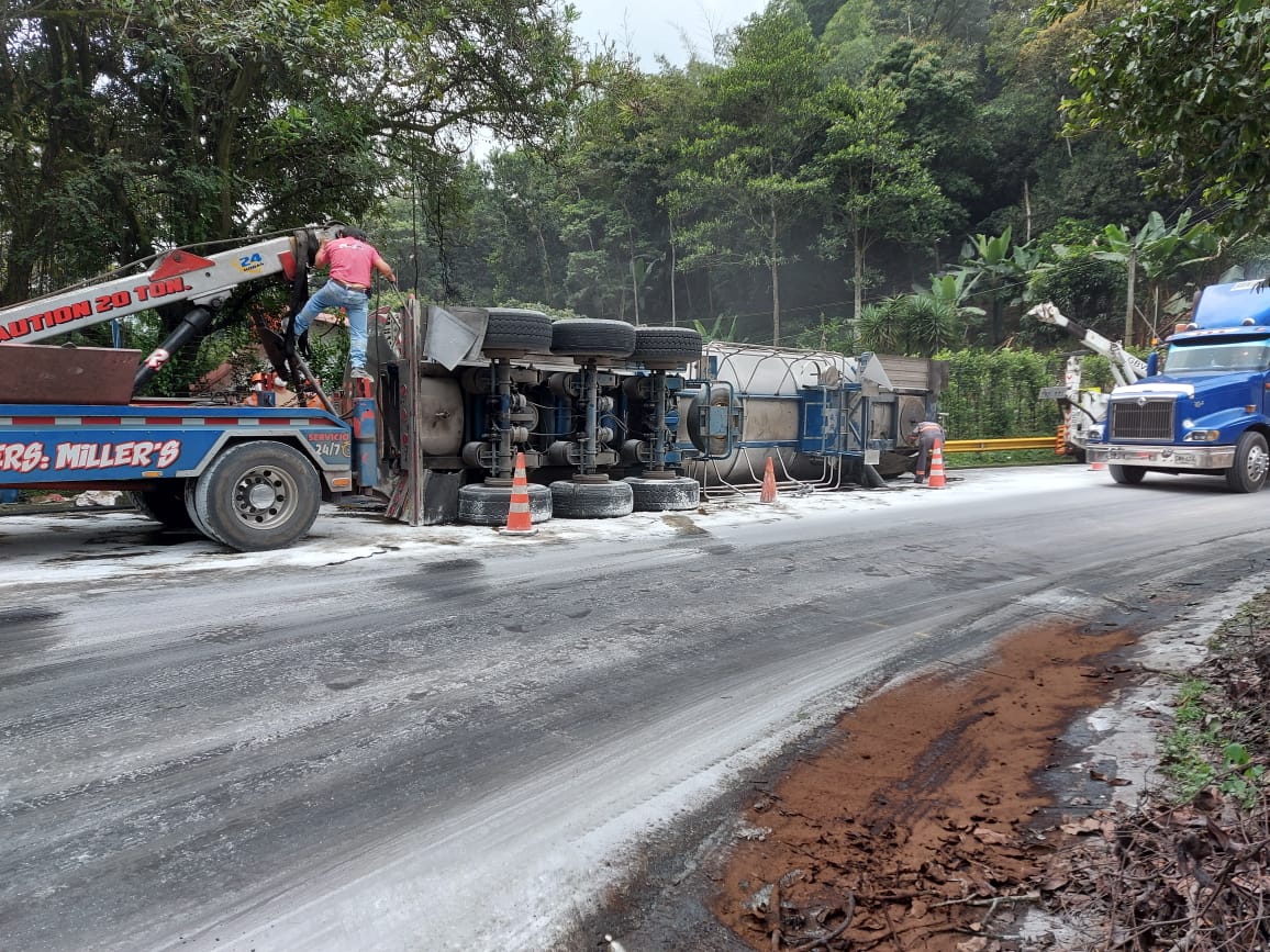 CAR_Cundi's tweet photo. #Atención| Se presenta volcamiento de tractocamión a la altura del municipio de Sasaima, sector La Herradura, donde se derraman aproximadamente 1.500 galones del producto Carboflex PF sobre la fuente hídrica río Dulce, afectando la bocatoma del acueducto de Villeta. https://t.co/vYQFfhkfWR