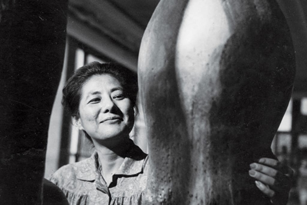 Toshiko Takaezu (1922-2011), the Japanese American pioneering ceramicist who blurred lines between functional, sculptural art #WomensHistoryMonth #WomenMakingChange