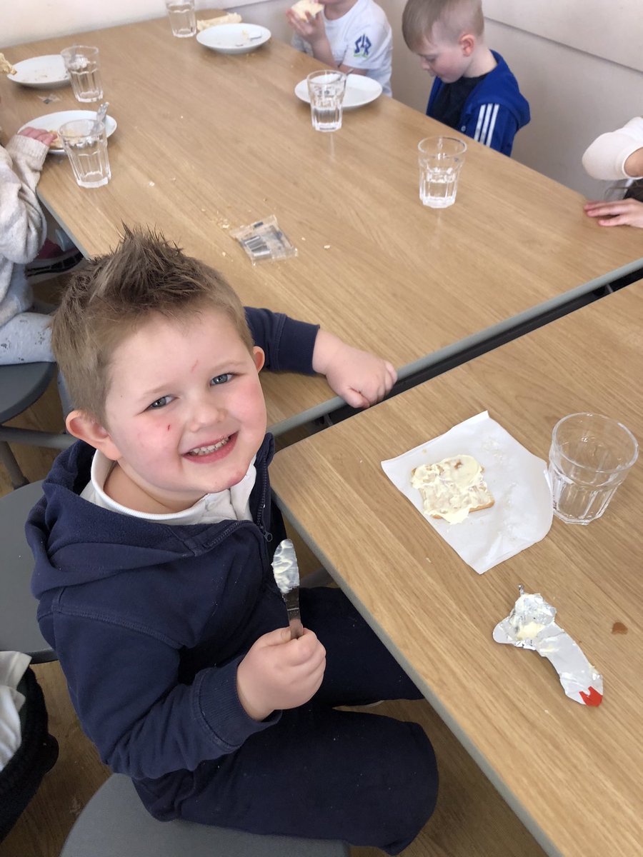 AirthNursery's tweet photo. Developing their self help skills at lunchtime....independent and confident! @airthprimary #capablechildren #cheesycrackers https://t.co/PnBPFF8YhI
