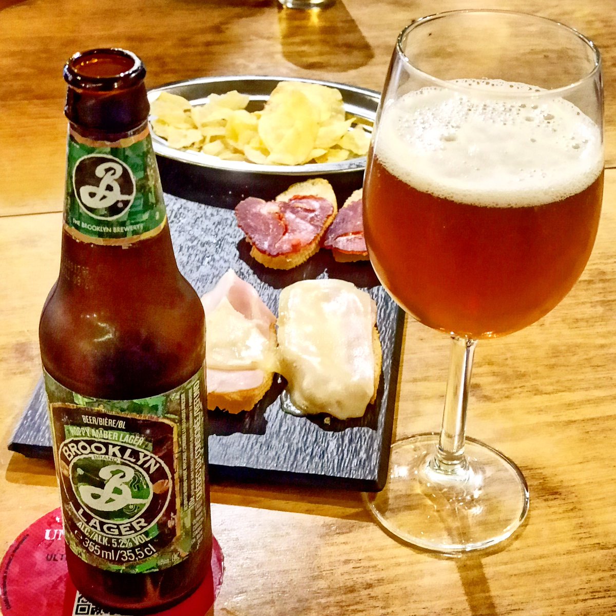 Este año mi #7days7beers va a seguir una temática concreta: una semana abriendo cervezas inspiradas o maridadas con diferentes platos. Empezamos con el aperitivo y una Brooklyn Lager de @BrooklynBrewery , una amber lager lupulada y muy bien ejecutada, sabrosa y refrescante.
