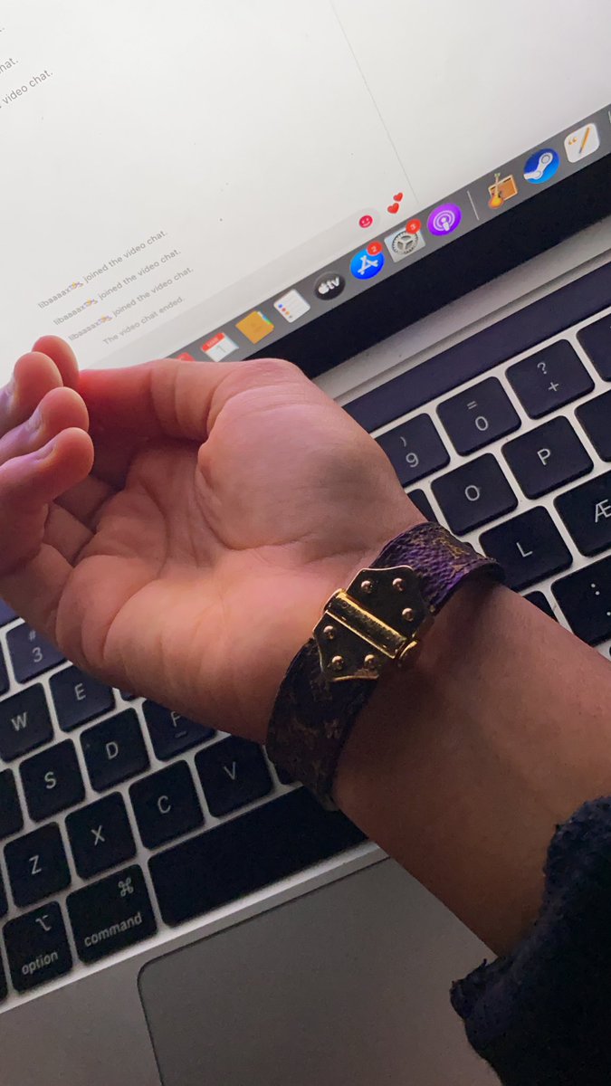 maliblock3's tweet photo. Louis vouton on my wrist fuck them oops fuck that bitch #niggasgonhate ⚜️🐺 https://t.co/daEH8Sjsrq