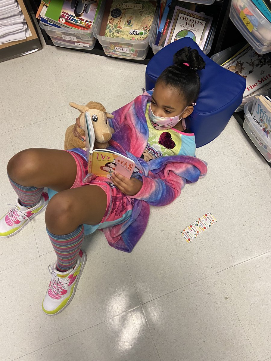 MsCodiCummings's tweet photo. Nothing like snuggling up with a good book @WBE_Library #WBreads https://t.co/YN4fzmVX9u