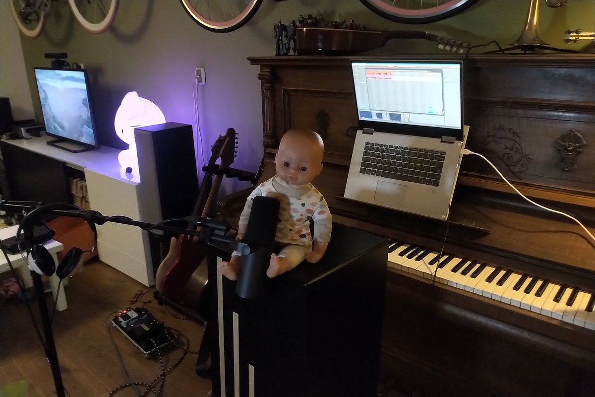 Uh oh, who is taking my spot? #singers #MusicMonday #Jazz