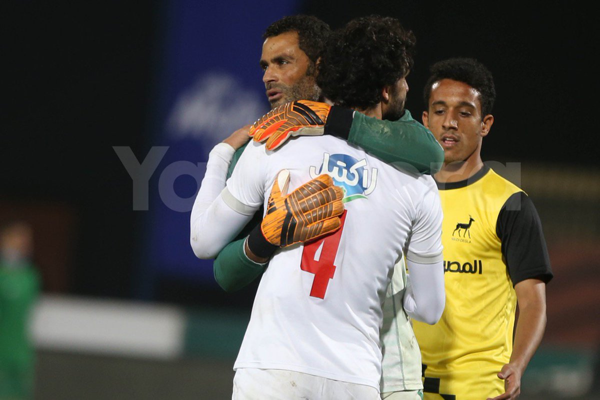 محمود علاء يهنيء عبد المنصف عقب نهاية المباراة على الأداء الرائع أمام الزمالك ️️