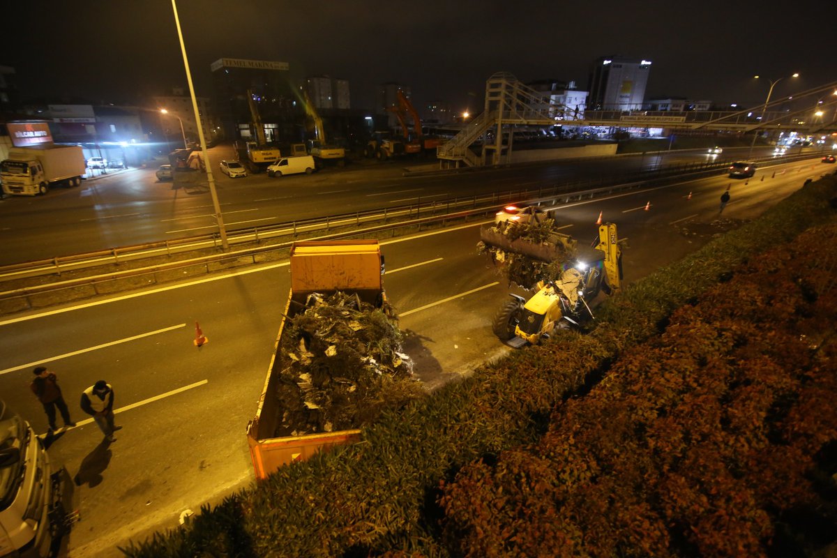 osmannnurika's tweet photo. Biz Maltepe'nin çöplerle dolu sokaklarını konuşurken, vizyon yoksunu İBB de boş durmamış ana arterlere renk katan dikey bahçelerin sökümüne tekrar başlamış. Belediyecilik bu mudur?

Hiç merak etmeyin, 2024'te İstanbulumuzu yeniden çiçek gibi yapacağız. https://t.co/ig4AsCuw3X