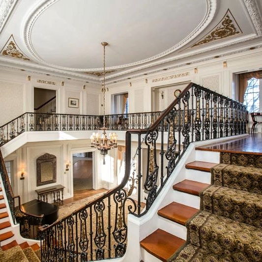 house_henderson's tweet image. Venture up the winding, uphill drive to get a glimpse of your grand 1920s English #Tudormansion. Occupying a place on the National Historic Register, #HendersonHouse is rich with period design and exquisite detailing.  thehendersonhouseweston.com

#onlyinmassachusetts #culture