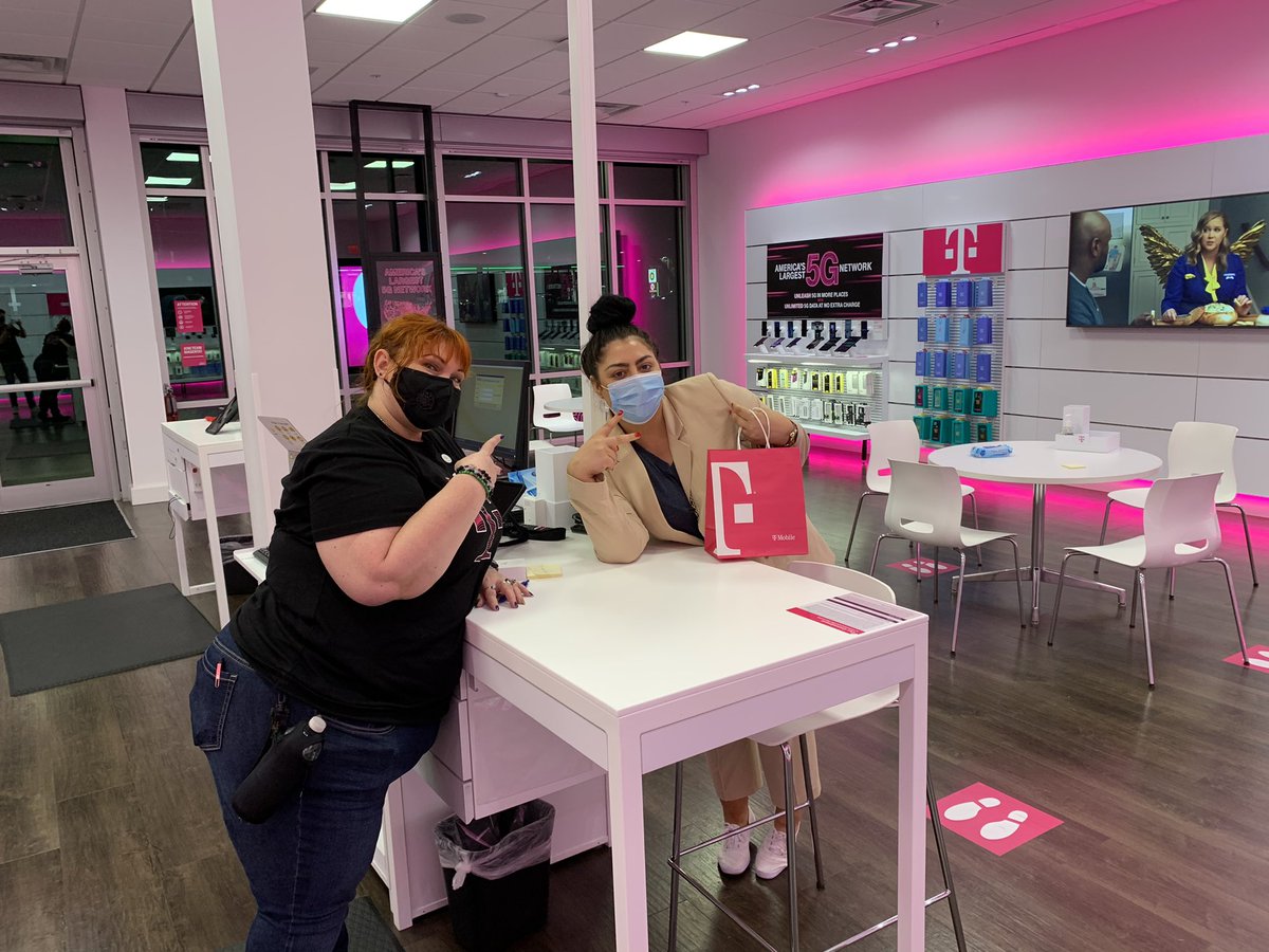 UptownJeremy's tweet photo. @cat_gipe is out here delighting customers!  She brought over a customer from Metro and you can see the smile through the mask! #ALLIN @SotoAmal @OrlandoBeastDM @KittelAnnetta @mrsallieroberts https://t.co/NFoso4AVPk