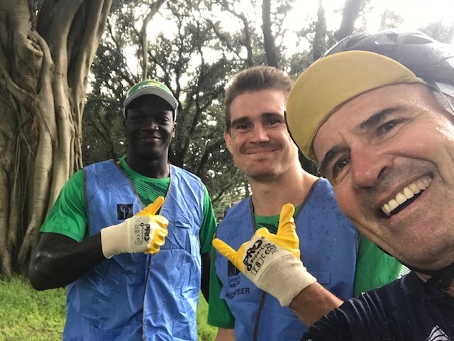 Finishing this am's ride, saw @Aussie7s collecting rubbish in Sydney's @CentParklands No crowds, quietly helping the community. Side of athletes not often seen. To Yool Yool, Nick Chapman+team🙏👍@RugbyAU @AUSOlympicTeam All the best to Men's+Women's @Aussie7s for @Tokyo2020 2021