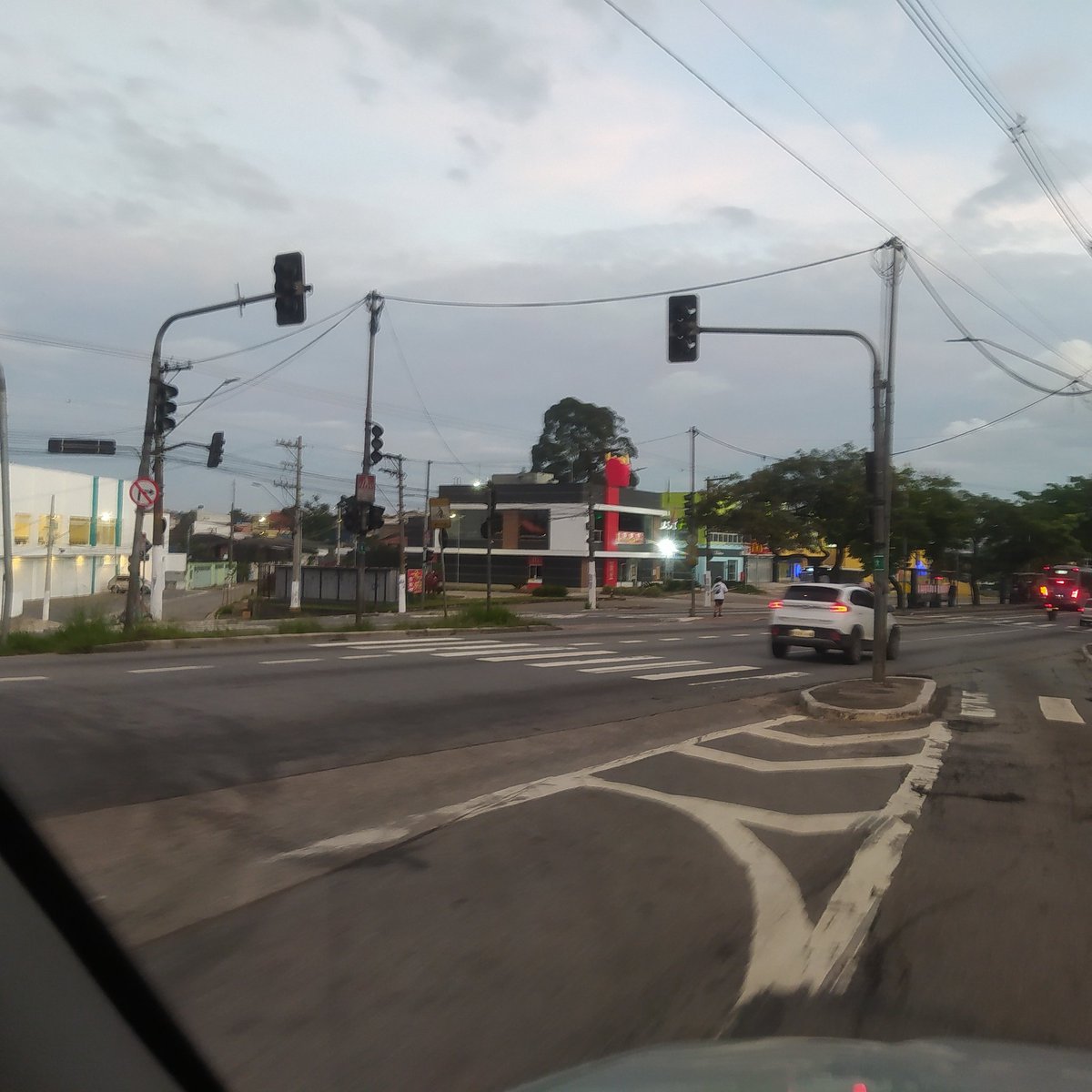 spespanhol's tweet photo. @CETSP_ Até quando vocês deixarão quebrado os semáforos da Av. Teotônio Vilela? Descaso total! https://t.co/qLshYoLGxn
