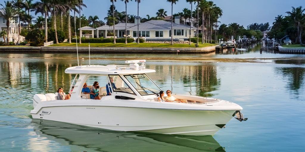 Boston_Whaler's tweet photo. Open-cockpit versatility *and* cabin-cruiser comfort? The 350 Realm knows no limits! Build yours at https://t.co/HFZ5IO1p3q. #whalermodelmonday https://t.co/W377mN1okh