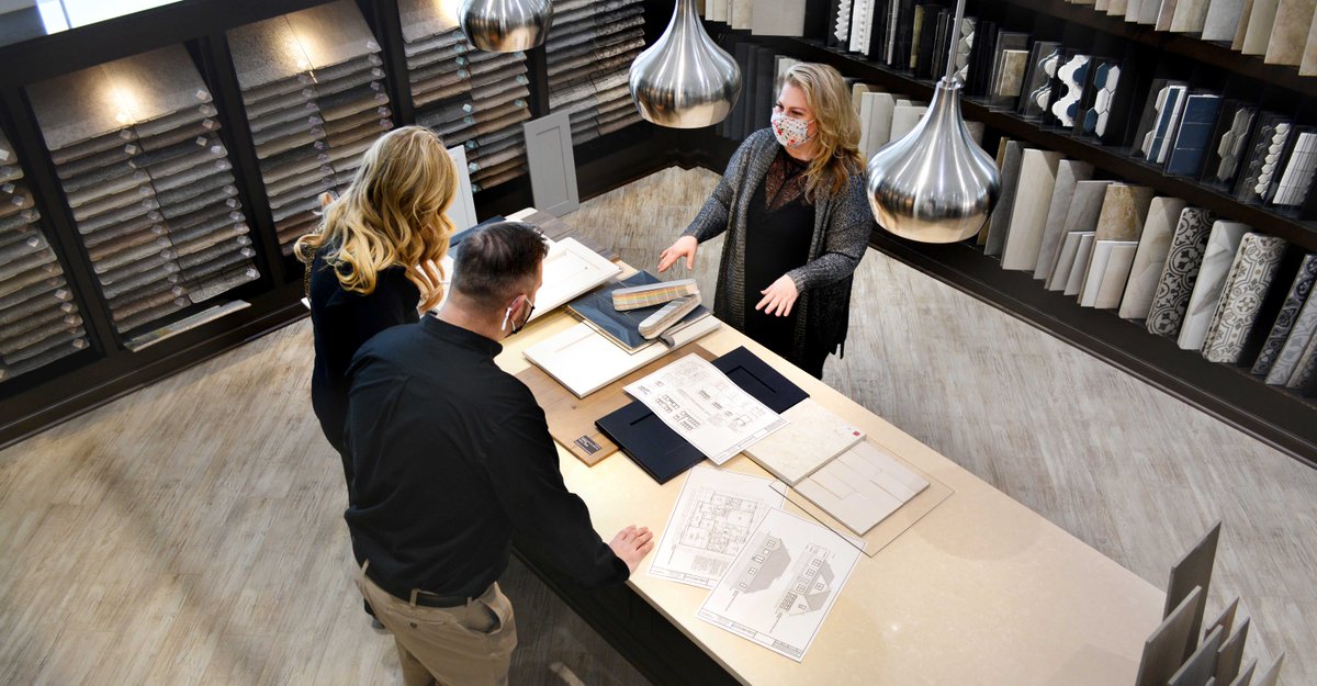 SchumacherHomes's tweet photo. Hot home trends alert 🚨  We have three trends that you should think about including in your custom home when working with our designers: Black cabinets | Grout matching | Same floor tile on the walls #SchumacherHomes https://t.co/gJArC9J0eM