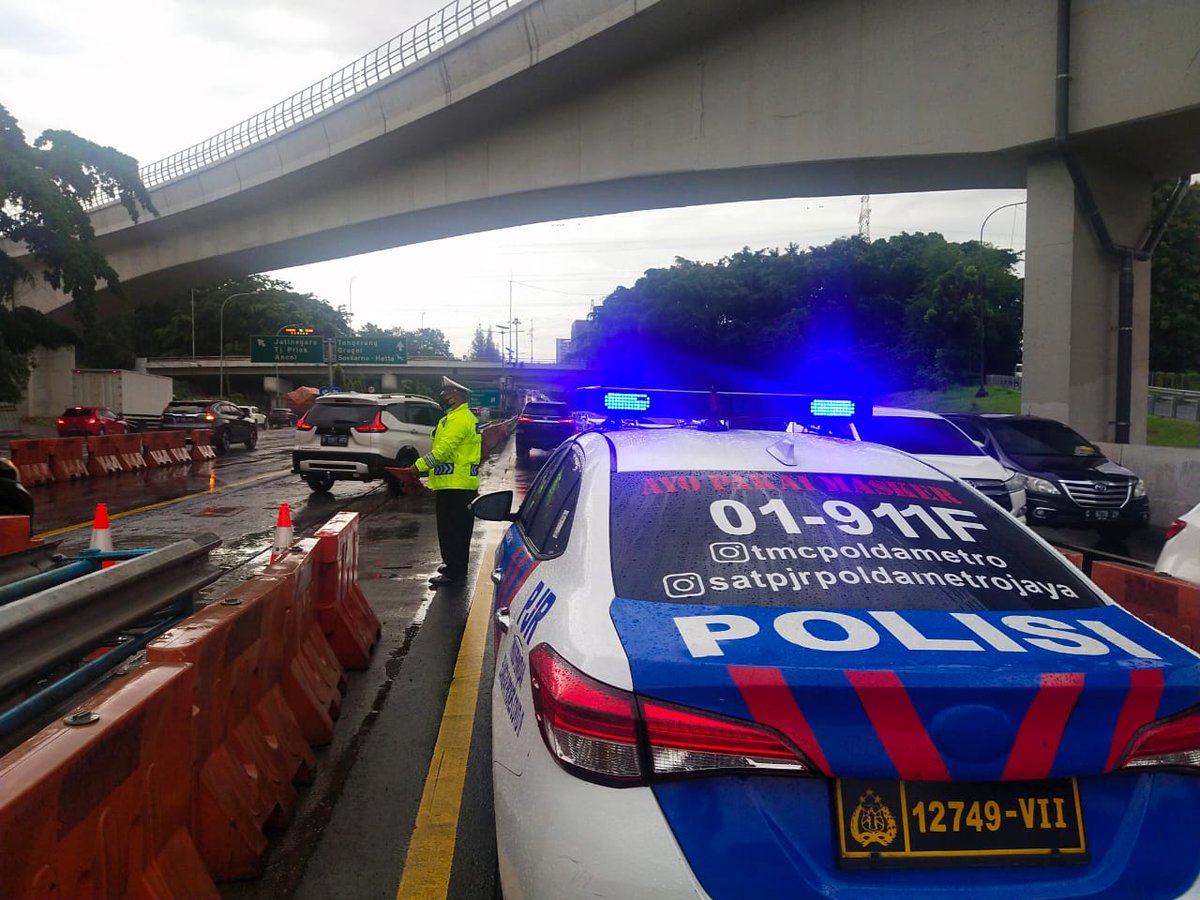 TMCPoldaMetro's tweet photo. 08.16 Situasi arus lalu lintas di Jalur Contraflow KM 00.200 Tol Dalam Kota Cawang-Semanggi terpantau lancar. https://t.co/YkRrIKgUGJ