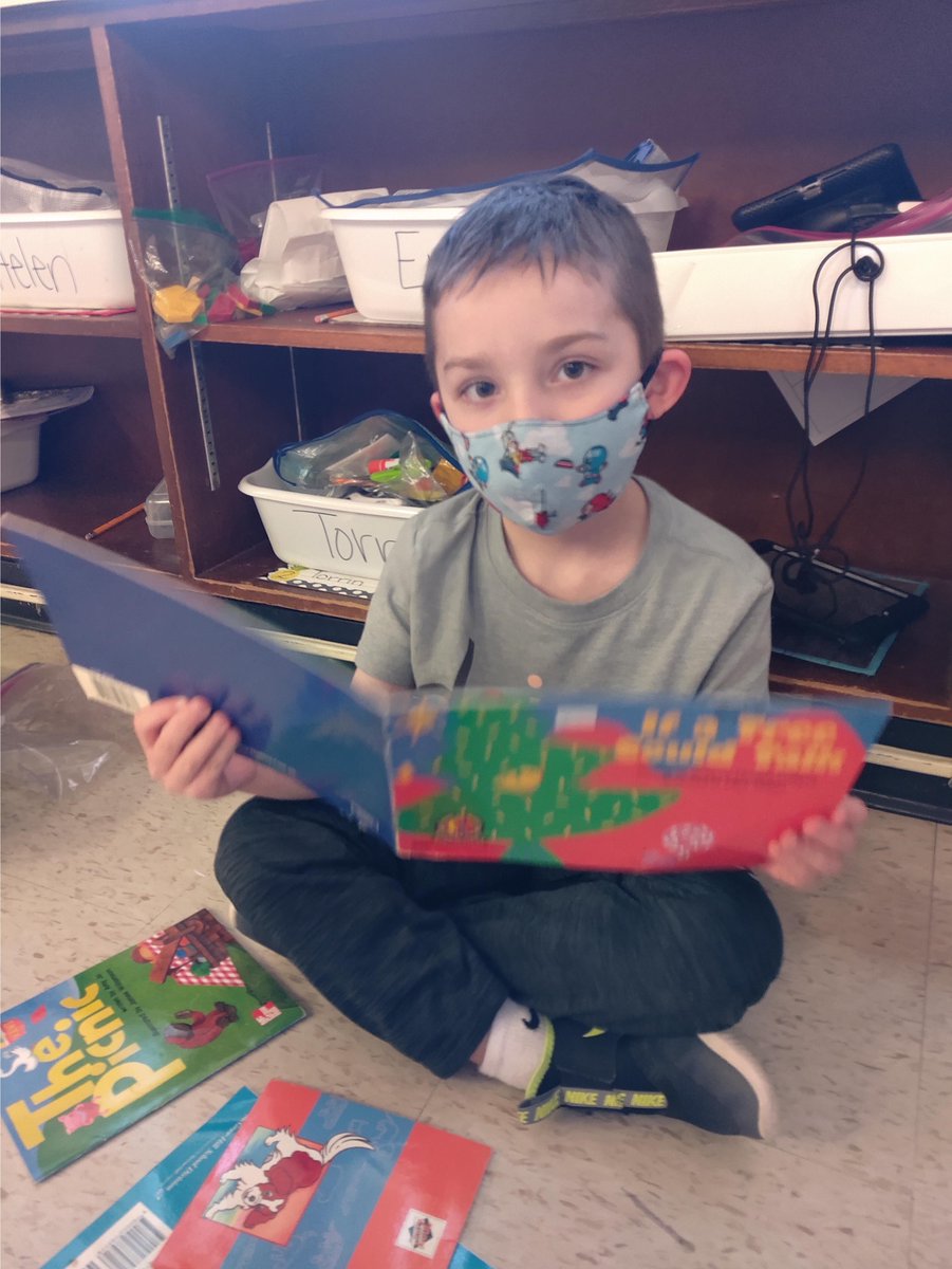 krysta_combs's tweet photo. We loved picking out books and now we are enjoying our good books. #SPSreads @WilderSPS @officialSPS https://t.co/HEMNa9adMv