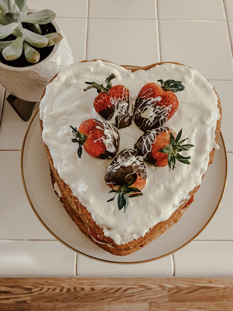 Its okay to be messy on the outside, and sweet on the inside  🍓🍰
.
#heartcake #havingyourcakeandeatingittoo #sweet #strawberry #baking