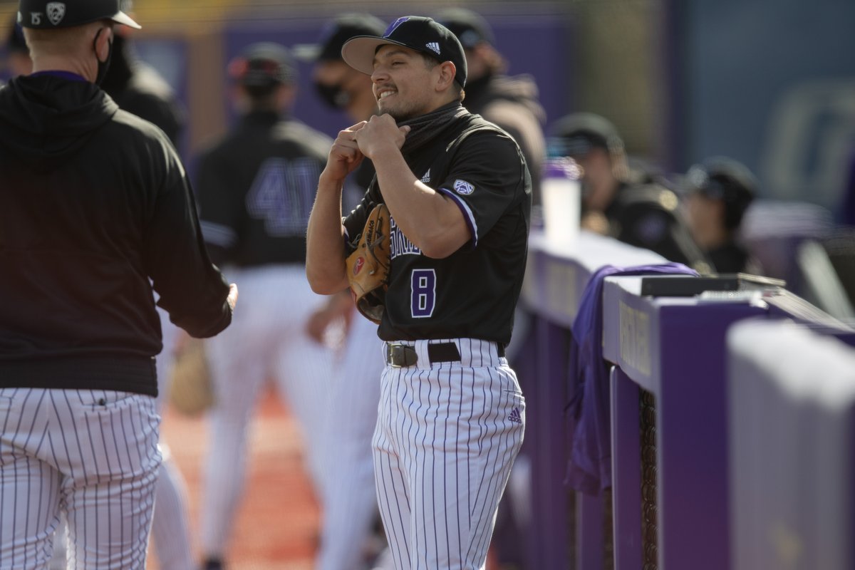 UWDailySports's tweet photo. 🖤💜The Diamond Dawgs are back in black💜🖤

@UW_Baseball debuts its new black jerseys today

What do yall think???

📸: @marksummer_ https://t.co/Cc705e8hBb
