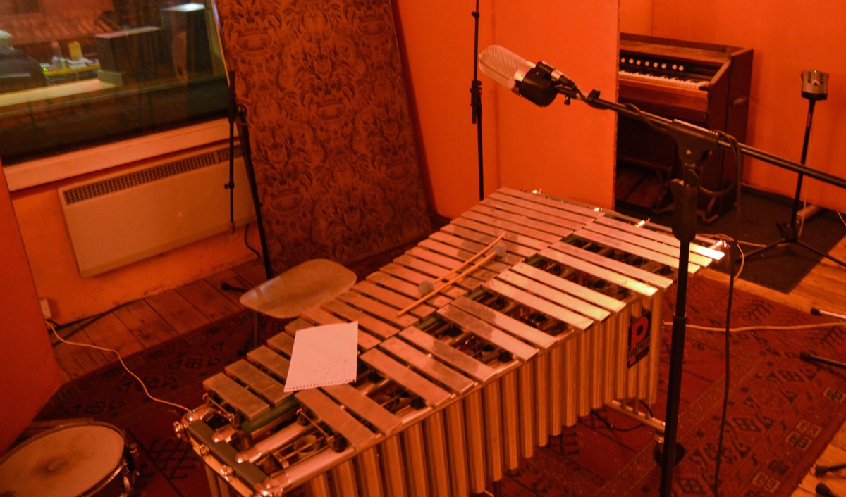 We returned to Bryn Derwen in August 2012 to record more vocals and other bits

Dyma ni yn Mryn Derwen yn Awst 2012 yn recordio mwy

#TimsTwitterListeningParty
Prynu/Buy yucatan.bandcamp.com