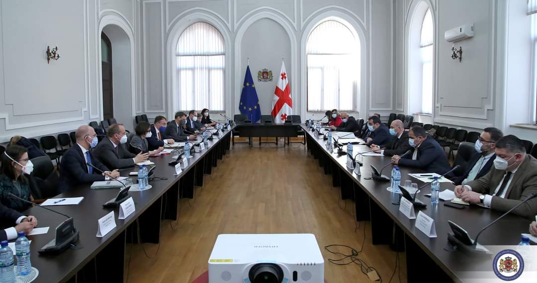 KChumbadze's tweet photo. #Georgia hosts GID Co-Chairs in prep.for 52nd Round:
🔴Implementation of #Ceasefire, return of IDPs, freedom of movement, deployment of int'l security mechanisms &withdrawal of RUS forces from🇬🇪 remain core in agenda.
🔵Everybody agrees - time to reinvigorate #GenevaDiscussions. https://t.co/06XlNVj0mN