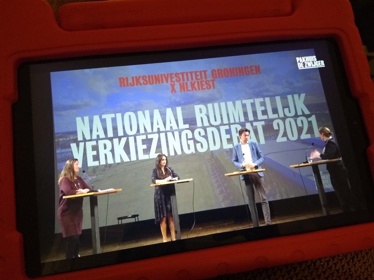 Zo kan het ook: ruimtelijk verkiezingsdebat volgen vanaf de bank. En morgen tijdens het online college napraten met onze eerstejaars studenten Planologie! #nlkiest #uu. Dank <a href="/De_Zwijger/">Pakhuis de Zwijger</a>  en <a href="/FRW_RUG/">Spatial Sciences UG</a>