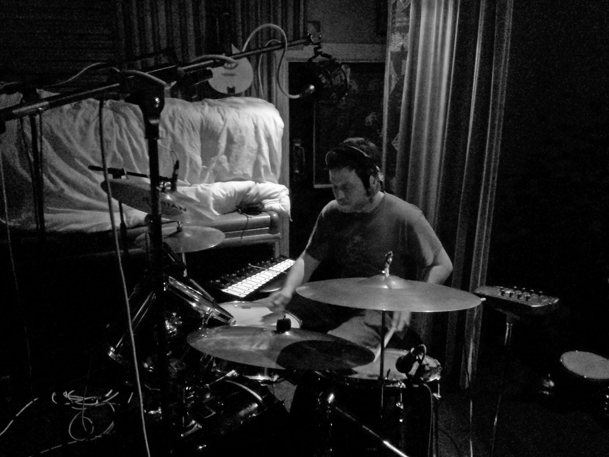 Dyma Iwan, ein diweddar ffrind a drymiwr, yn recordio’r darnau i’r albwm. Iwan recordiodd y darnau gloc i gyd hefyd. 

This is our late drummer, pal and all-round top guy Iwan, laying down some tracks. Iwan also recorded the glockenspiel parts.

#TimsTwitterListeningParty