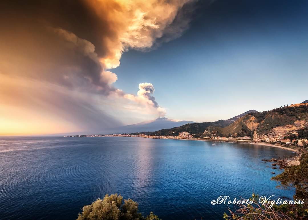 Monday Motivation -
'Adopt the pace of nature. Her secret is patient.' Ralph Waldo Emerson

Photo: Volcano Etna still in operation by Roberto Viglianisi 

  #Etna #goodlifeitaly] #italia365