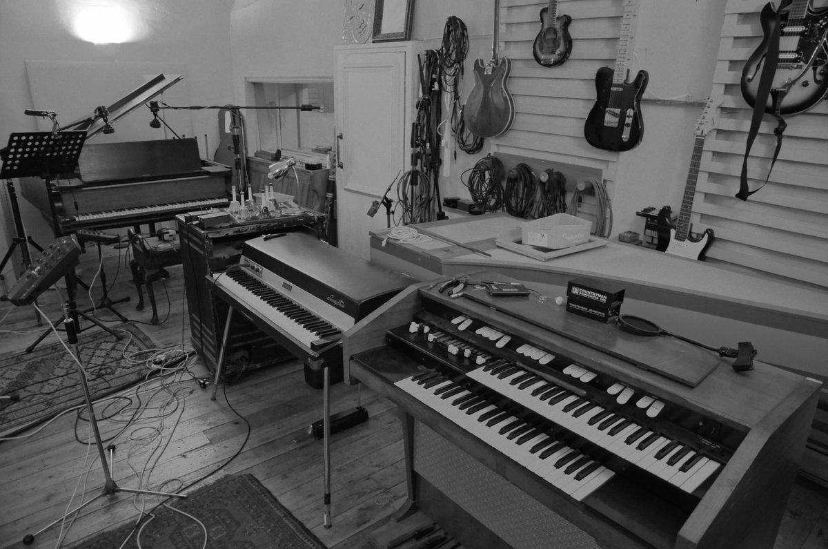 Ni oedd un o’r bandia dwytha i recordio yn y stiwdio cyn iddi gau. Dyma fwy o luniau…

We were one of the last bands to record at Bryn Derwen before it shut its doors for the last time. Here are some more photos…

#TimsTwitterListeningParty
Prynu/Buy yucatan.bandcamp.com

⬇️