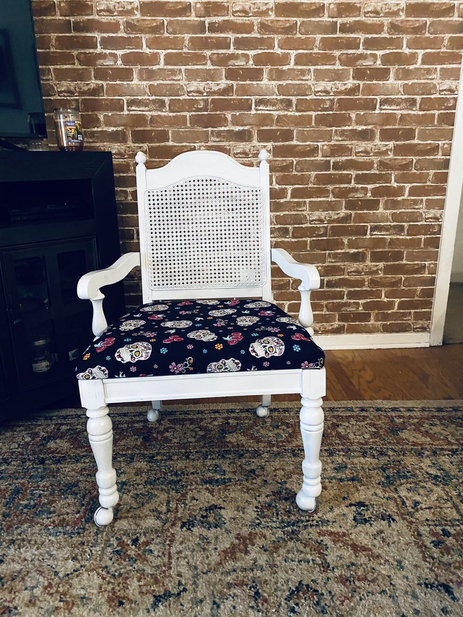 PrenticeGarcia's tweet photo. My first attempt at a chair makeover. I think it looks pretty good. https://t.co/vPpKuzflNB