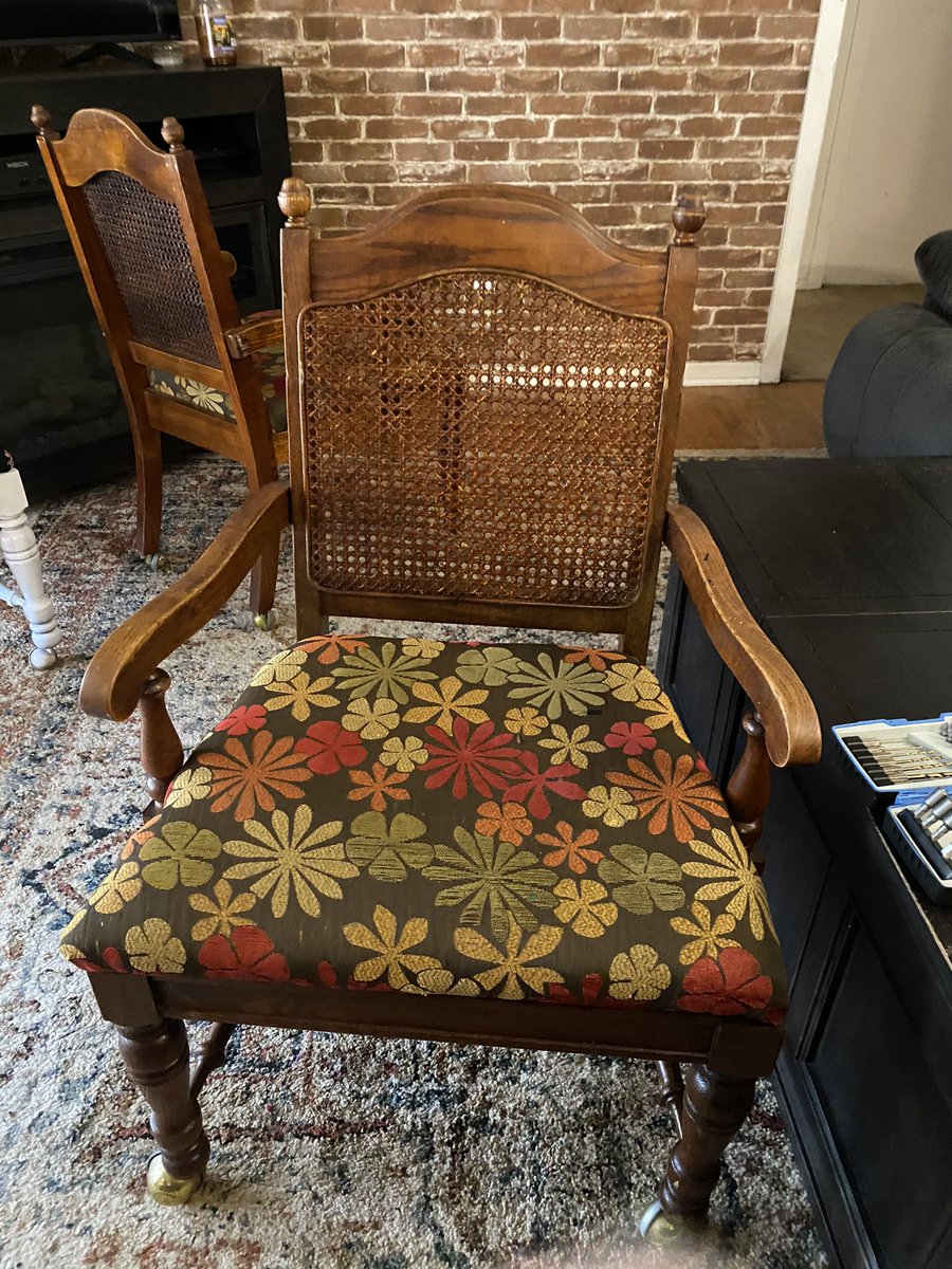 PrenticeGarcia's tweet photo. My first attempt at a chair makeover. I think it looks pretty good. https://t.co/vPpKuzflNB