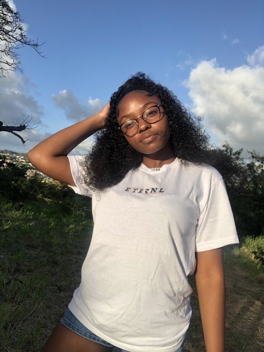 blue_bubblesss's tweet image. 21 wishes✨
Shirt : @ArthurJaleel 
💇🏾‍♀️ &amp;amp; 📸 : @tekoaaa1