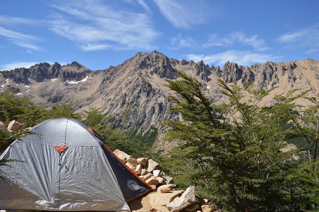 Acampar al pie de la laguna Frey ...🤩
.
Si sos escalador/a este es tu lugar 💚🧗‍♂️
.
📍Frey, Bariloche, Argentina.
.
#bariloche #frey #argentina #patagonia #patagoniargentina #travelarg #travelpatagonia #sancarlosdebariloche #nature #mountain #naturelovers #nomads #cerrocatedral