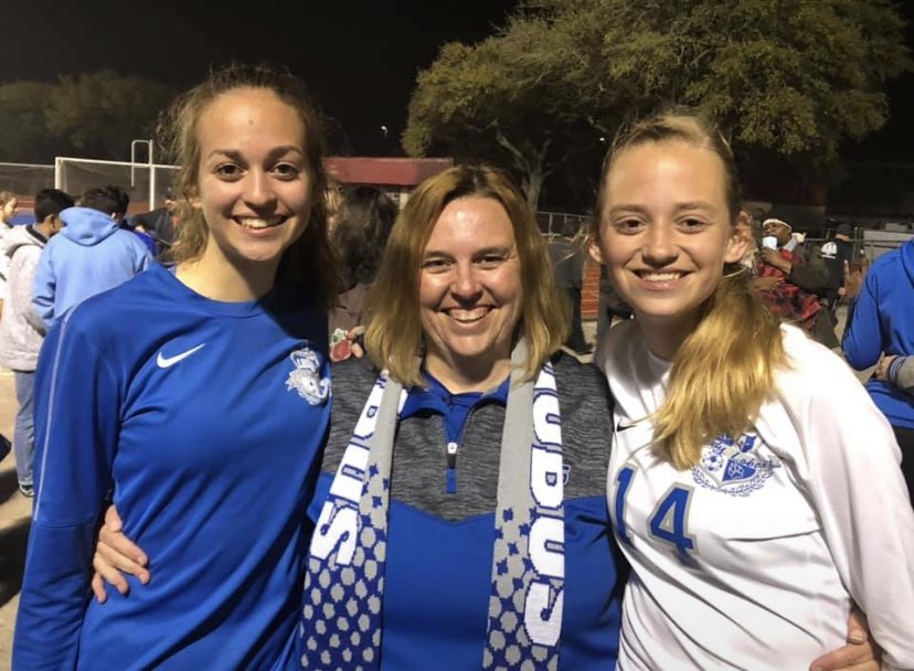 KathyMom2four's tweet photo. Crazy week, 4 games, so today is game day! Letβs Go Lady Lobos!! #LoveMySoccerGirls #GoLadyLobos β½οΈππΊβ½οΈ https://t.co/6PTTlcoZUm