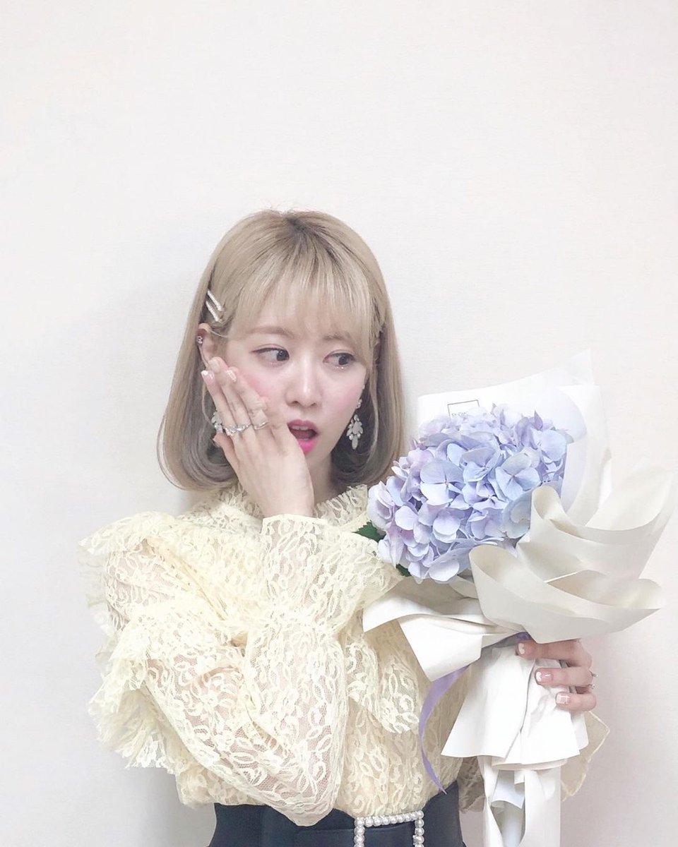 lullet_official's tweet photo. ⿻ 𓂃 * ꗃ ‹ 룰렛ⸯs new 𝐮𝐩#.𝕕𝕒𝕥𝕖 * e✰.vents __﹫,, ( 𝖗. ) 🜸 [ #B7SonMTV + #BLOSSOMSCONCERT ] 🌸

Shizuka se llevó sus mejores flores para el esperado concierto de los bonitos reyes de BLOSSOMS ¡Esperamos que les guste este regalo! 😽💗 https://t.co/ST2BPRkowv