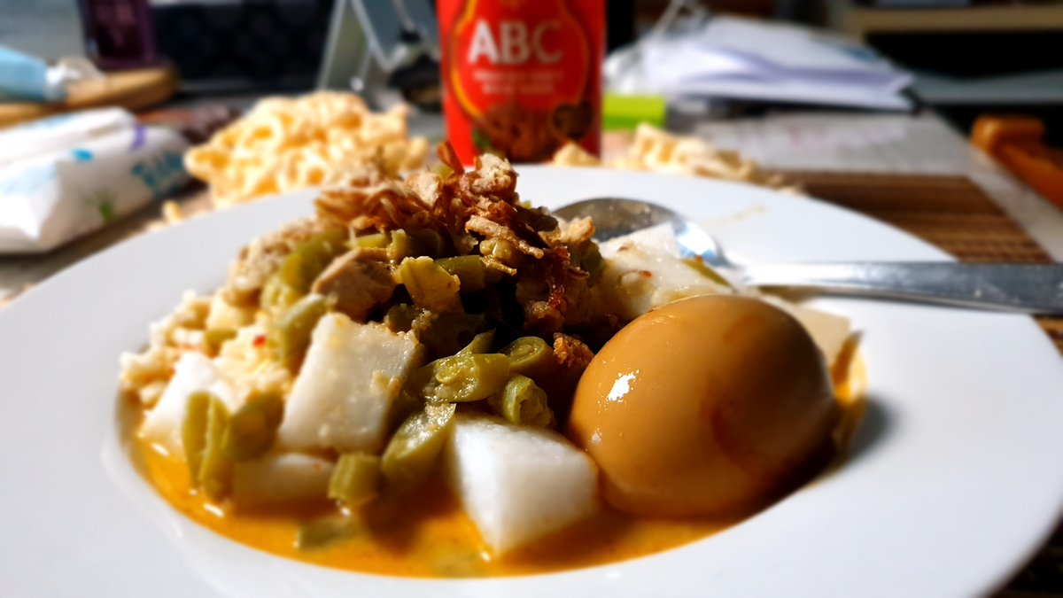 Kelebihan ##Belanda dibanding negara-negara lain di Eropa, sangat mudah menemukan bahan makanan Indonesia. #LontongSayur ini buatan #Amsterdam. Nendang!