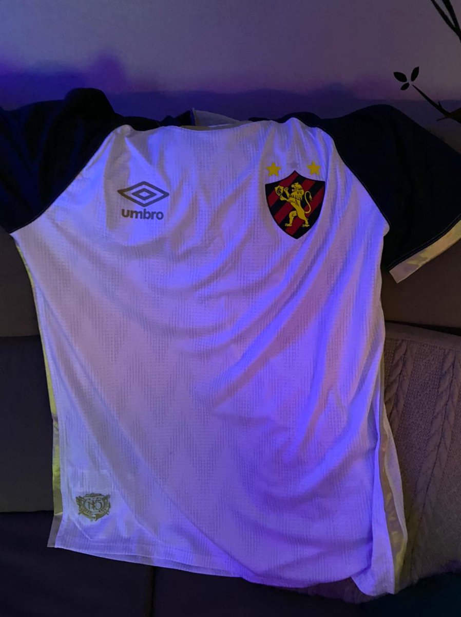 cavalodosport's tweet photo. A do rivalidade do GRENAL  è foda e uma amigo meu ( gremista)que prometeu se o Sport ganhasse do inter ele compraria a camisa do jogar que fez o gol, nem o torcedor do Sport faz fanático compraria essa camisa #Dalberto 

Tu è foda @zerobastos https://t.co/OM8tYX9YCj