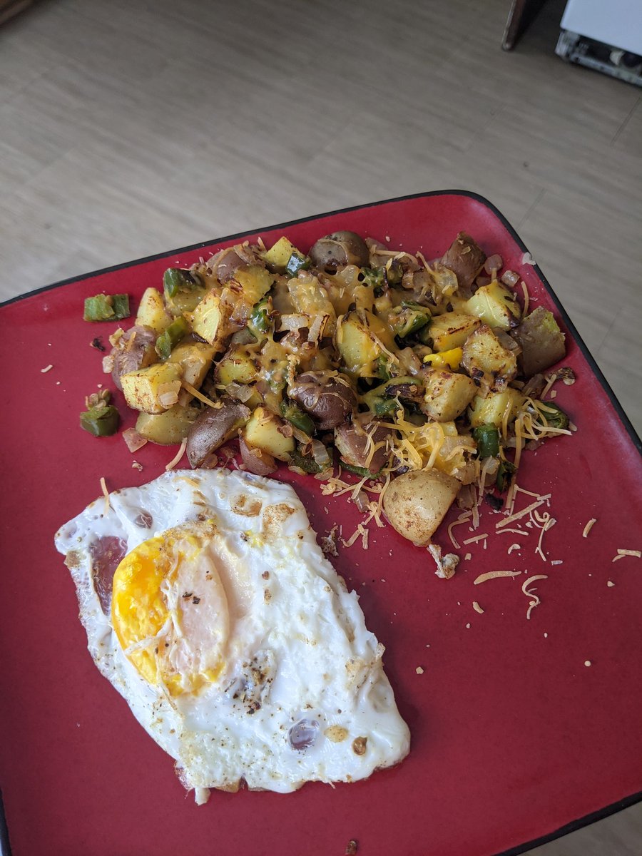 cawerner_'s tweet photo. Some potatoes with peppers and onions and an egg for breakfast. Still pretty good even without the bacon. #365challenge #nomeatweek https://t.co/WZGr8ArmtD