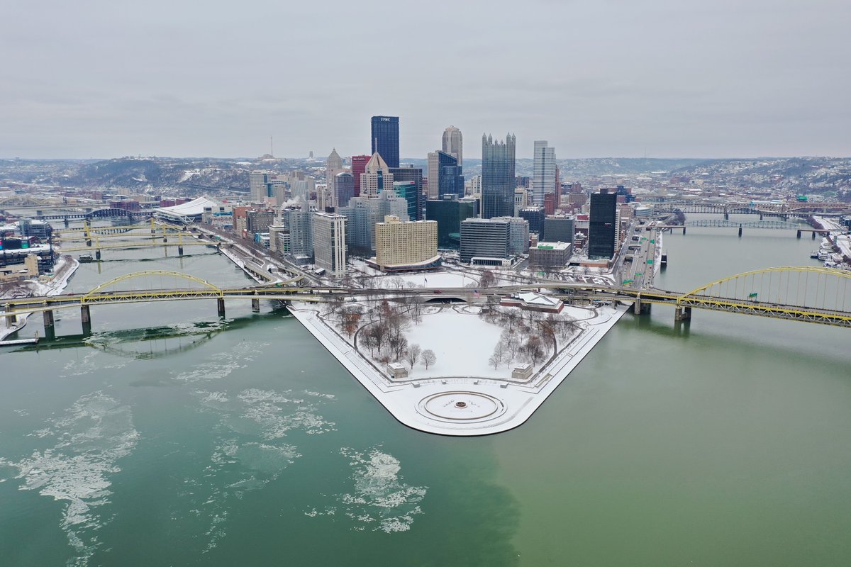 NWSPittsburgh's tweet photo. Granted, the Mon does typically have a different color than the Allegheny, thanks to a siltier sandstone riverbed vs. the Allegheny's granite. However, the difference today is stark with excess runoff and high flow. Here's a comparison from several weeks ago. https://t.co/RMg1KFLVSg
